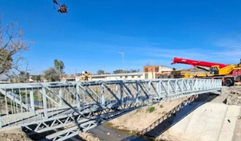 Canal Yrigoyen: colocaron una nueva pasarela