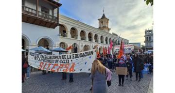 Docentes salteños marcharon con críticas a los sindicatos y reclamos por salario e infraestructura