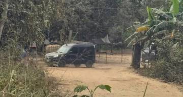 Escándalo en la frontera: una mujer policía fue detenida durante un operativo en Finca Karina