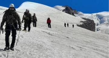 Orgullo argentino: El Ejército llegó a la cima del Monte Kun en el Himalaya e hizo historia