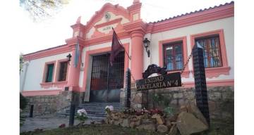 Emergencia en la cárcel de mujeres: una interna subió al techo y desató el caos