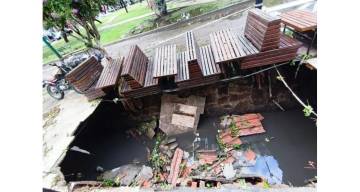 Violento temporal en la ciudad: un canal cedió bajo la vereda y una moto cayó al pozo