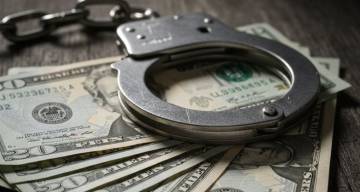 Le depositaron 400 mil dólares por un error, se los quedó y se enfrenta a 30 años de cárcel