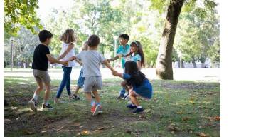 Un estudio reveló que las personas nacidas después de 2000 perdieron habilidades emocionales y sociales