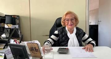 Tiene 100 años, todavía trabaja y cuenta el secreto de la felicidad