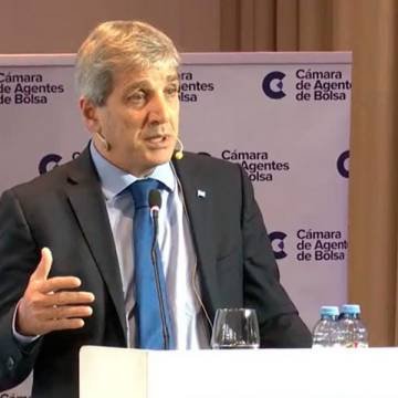 Caputo llamó “tarados” a quienes opinan de la industria y recordó que cayó 10% con los gobiernos anteriores
